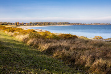 K&uuml;stenlinie der Ostsee bei Maasholm-Bad in der N&auml;he der Schlei / Schleim&uuml;ndung im Oktober 2021