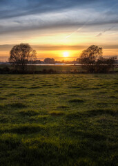Blick von Kopperby bei Kappeln über eine Weide und die Schlei nach Arnis im Sonnenuntergang im...