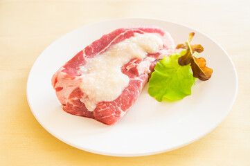 豚肩ロース肉に乗せた塩麴