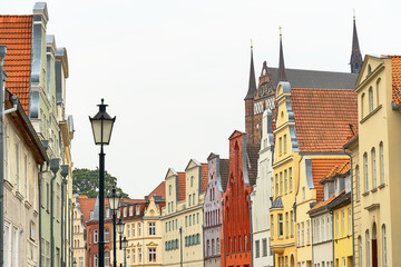 Obraz premium Historische Bürgerhäuser in der Lübschen Straße in Wismar, Mecklenburg-Vorpommern