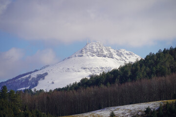 La montagne Rhune enneigée en hiver, au Pays Basque