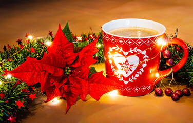 Scena natalizia con una tazza di cioccolata calda e una stella rossa di natale circondate da una...