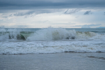 the wave comes to the shore