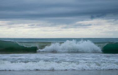 the wave comes to the shore