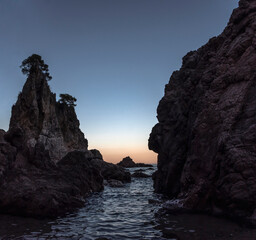 Swimming between rocks