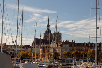Kirche und Hafen von Stralsund 