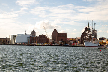 Hafen von Stralsund mit Gorch Fock und Ozeaneum