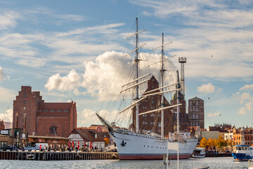 Hafen Stralsund mit Segelschiff Gorch Fock I - obrazy, fototapety, plakaty