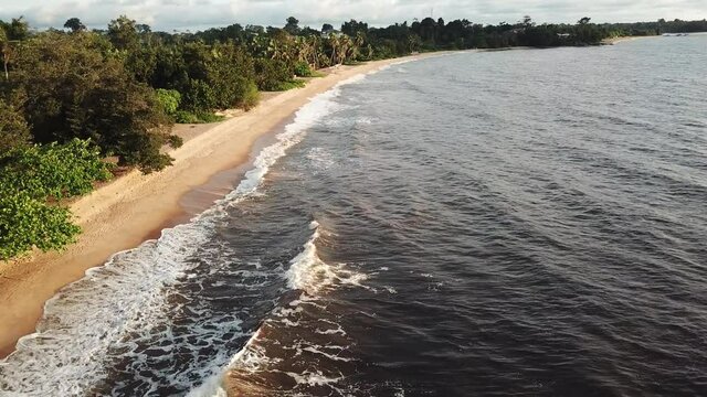 Vue a&eacute;rienne de la plage de Kribi au Cameroun