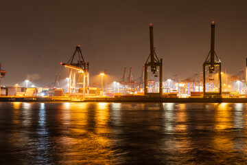 Fototapeta na wymiar Hamburg harbor: container terminal in the port of Hamburg at night 