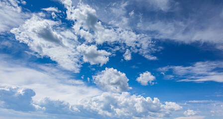 Fototapeta premium Deep blue skies with white clouds background, blue cloudy skies texture, dark blue sky wallpaper with with white fully clouds
