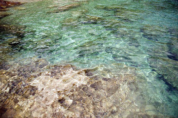 Błękitna turkusowa laguna woda opływająca jasne skały ujęcie z góry - obrazy, fototapety, plakaty