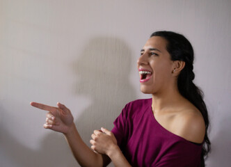 Mujer sonriendo y señalando