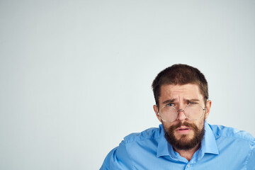 Obraz premium bearded man manager work emotions posing light background