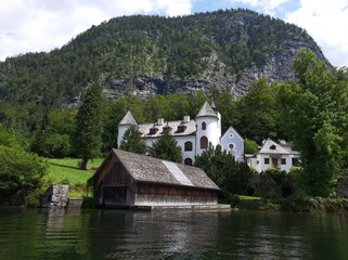 Fototapeta na wymiar Schloss am See in Österreich