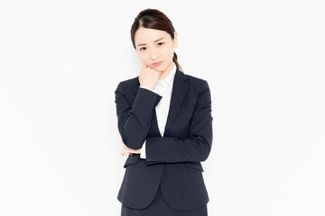 悩み事を抱えて困っているビジネスウーマン