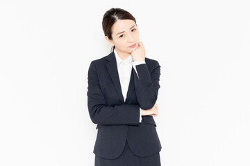 悩み事を抱えて困っているビジネスウーマン