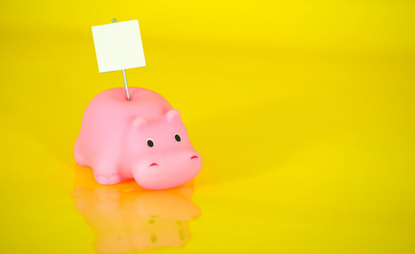 Caricatura de hipop&oacute;tamo cor de rosa em borracha com express&atilde;o divertida e bandeira branca sem inscri&ccedil;&otilde;es &agrave;s costas