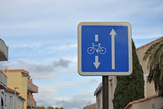 Panneau rue à sens unique pour les voitures avec contresens pour les vélos.