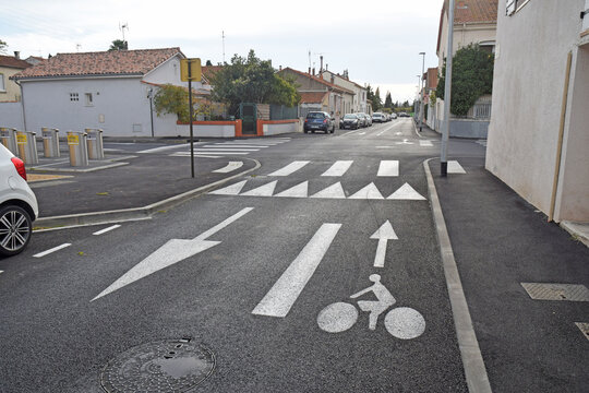 Signalisation au sol, rue à sens unique pour les voitures avec contresens pour les vélos.