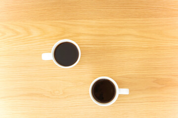 カフェでリラックスをする若い女性