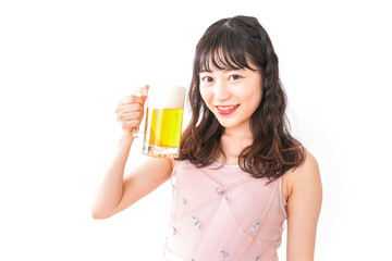 グラスを持ちビールを飲む若い女性