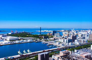 Obraz premium 千葉港 千葉市 臨海部 東京湾 【 東京 の 街並み を 遠景 に望む 】