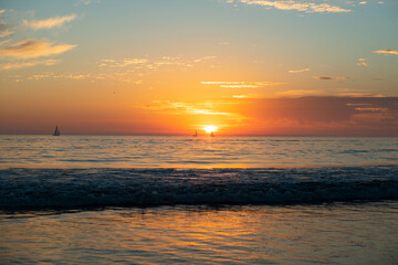 Obraz premium Ocean sunset on sky background with colorful clouds. Calm sea with sunrise sky.