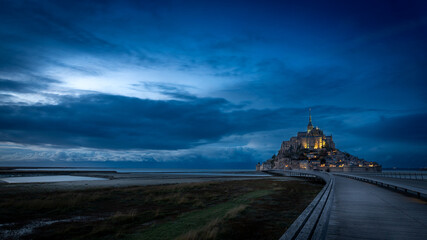 Mont Saint-Michel à l'heure bleue, vue sur les remparts et la ville illuminée
