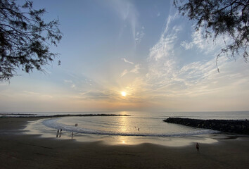 Obraz premium Beautiful and dramatic sunset, sky and clouds over the ocean. 