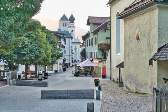 Blick in Die Fussg&auml;ngerzone der Gemeinde Innichen im Pustertal in S&uuml;dtirol, mit den T&uuml;rmen der Michaels- und der Stiftskirche im Hintergrund