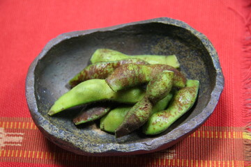 種子島焼きの小鉢に盛った丹波の茹で黒豆（大豆）