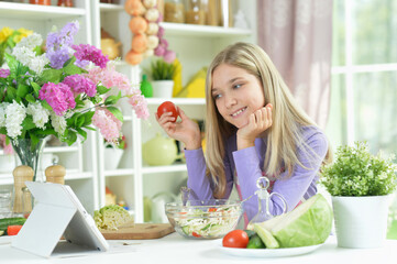 Obraz na płótnie Canvas Portrait of cute girl preparing fresh salad