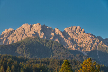 Alpenglühen im Pustertal in Südtirol an einem sonnigen Morgen
