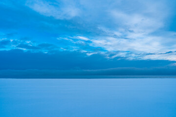 Obraz premium Blue hour by Lake Mjøsa in winter.