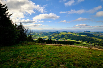 Obraz premium Blick von der Abtsrodaer Kuppe zur Milseburg in der Rhön im Herbst, Biosphärenreservat Rhön, Hessen, Deutschland.