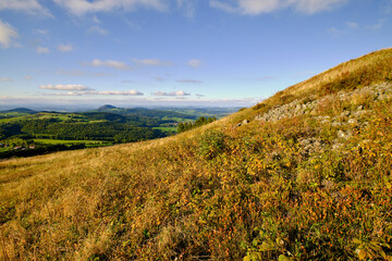 Blick von der Abtsrodaer Kuppe zur Milseburg in der Rhön im Herbst, Biosphärenreservat Rhön, Hessen, Deutschland.