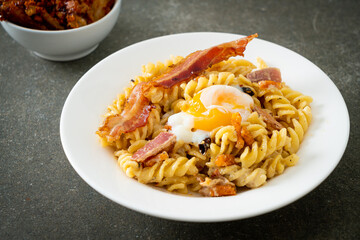 carbonara fusilli pasta spicy bacon