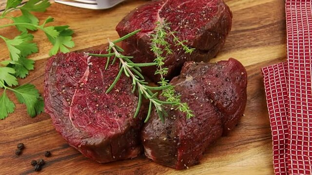 tournedos de boeuf cru sur une planche &agrave; d&eacute;couper	