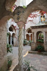 Naklejka premium Ravello - Particolare della colonnina tortile del Chiostro di Villa Cimbrone