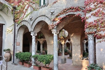 Fototapeta na wymiar Ravello - Scorcio del Chiostro di Villa Cimbrone dal viale di ingresso