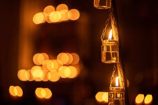 Guirlande de bougies suspendues &eacute;clairant avec bokeh et ronds de lumi&egrave;re