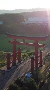 【山形】朝靄の羽黒山大鳥居-縦