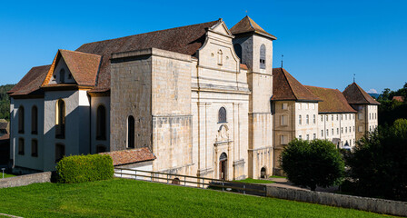 Fototapeta na wymiar Ancienne Abbatiale, une église ancienne transformée en lieu de tourisme et de culture dans le Jura bernois en Suisse (canton de Berne)