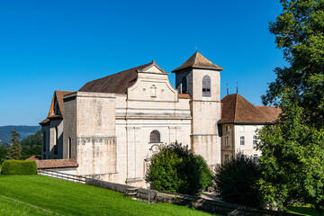 Façade de l'abbatiale de Bellelay, un bâtiment historique, lieu de culture dans le Jura bernois...