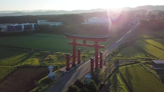 【山形】朝靄の羽黒山大鳥居
