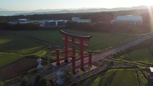 【山形】朝靄の羽黒山大鳥居
