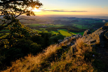 Obraz premium Sonnenuntergang am Pferdskopf im Herbst, Biosphärenreservat Rhön, Hessen, Deutschland.
