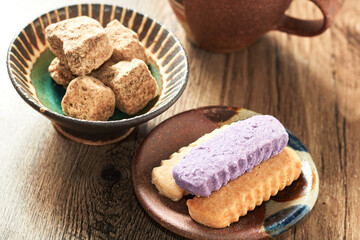 おいしい沖縄のお菓子、黒糖とちんすこう