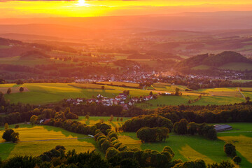 Naklejka premium Sonnenuntergang am Pferdskopf im Herbst, Biosphärenreservat Rhön, Hessen, Deutschland.